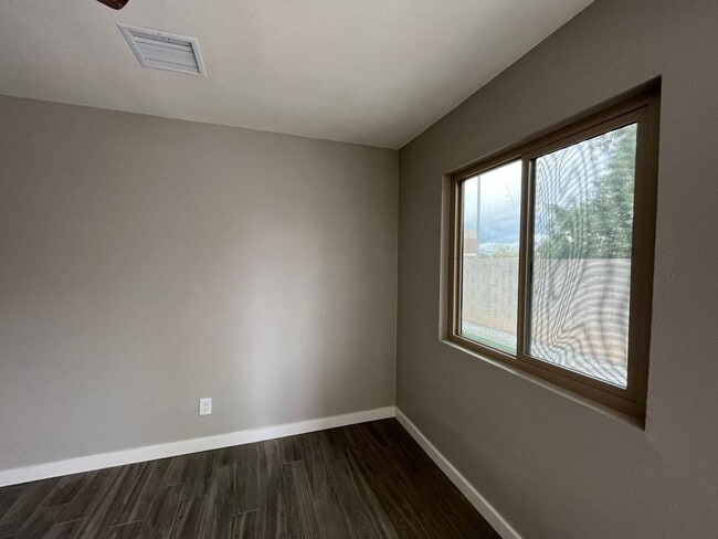 Building Photo - 2912 E Roeser Rd