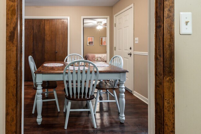 Building Photo - Woodshire Duplexes & Townhomes