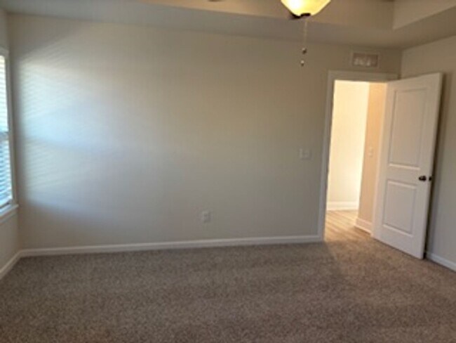 Building Photo - First month Free! NEW NEW NEW!