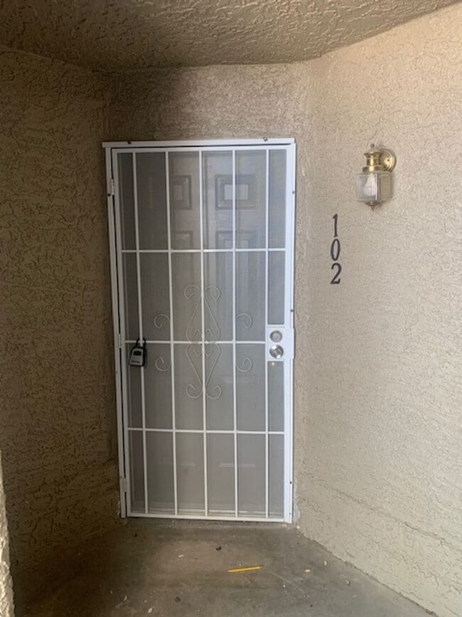 Building Photo - GREAT GATED COMMUNITY 2 BEDROOM -2 BATH -LOCATED CENTRALLY!!!