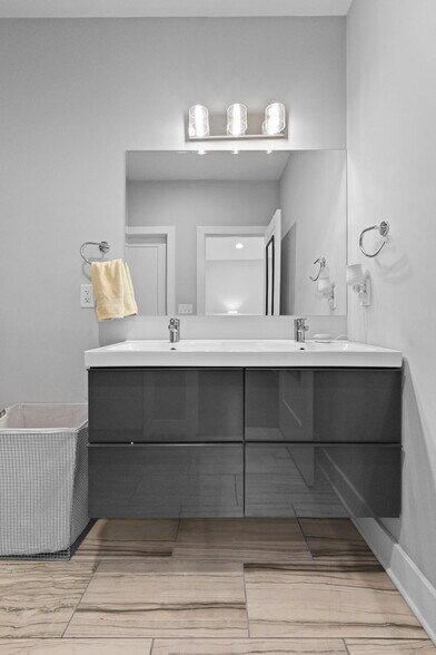 Building Photo - 2464 Broadway St