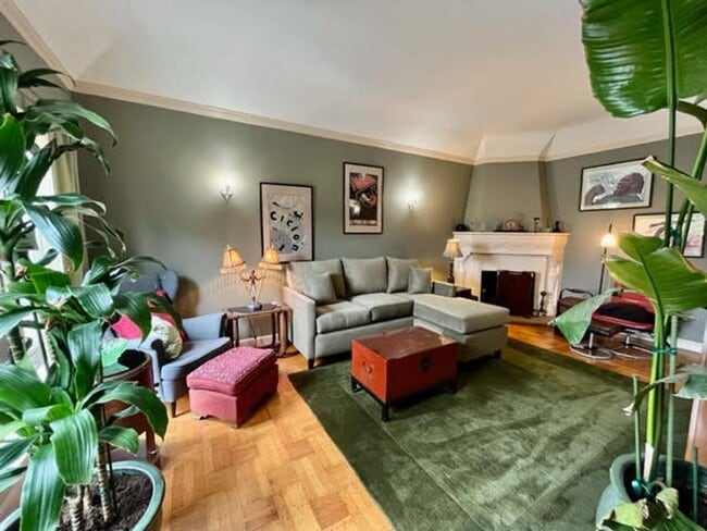 Building Photo - Whimsical 2BR/1BA, Outer Parkside Gem and Dog Friendly! FURNISHED Flexible Lease Term