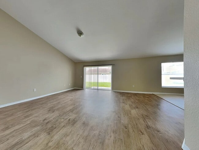 Building Photo - 3204 Thoroughbred Loop N