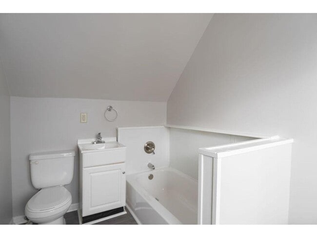 Building Photo - 1220 Burr St N