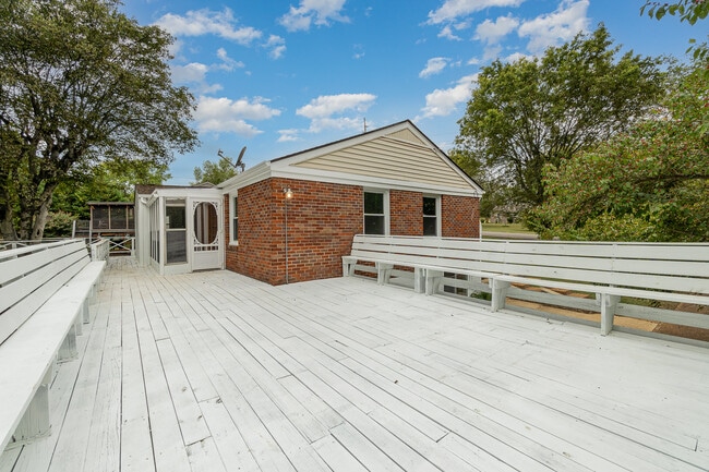 Building Photo - 828 Lemont Dr