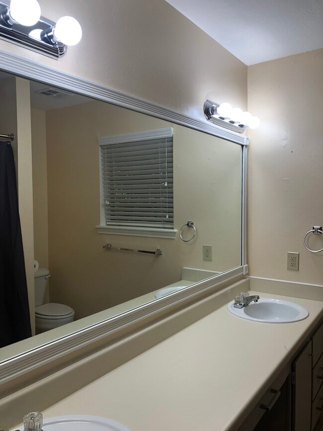 Full bathroom - 2401 Sycamore Ave