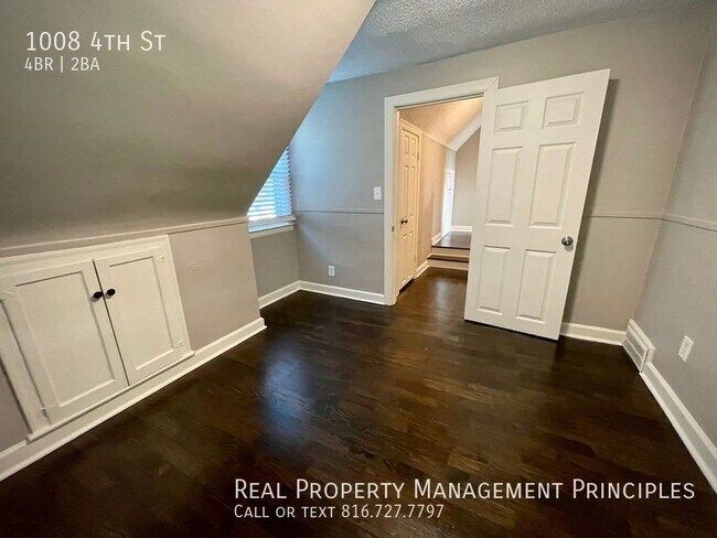 Building Photo - 1008 4th St-