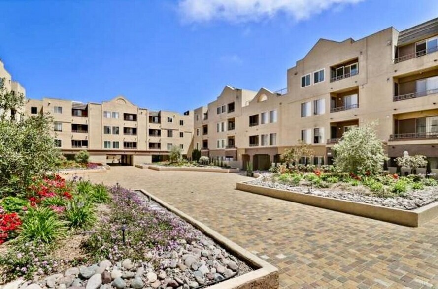 Building Photo - 8889 Caminito Plaza Centro