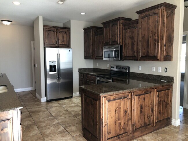 Building Photo - 4BR / 3Car garage / Fully fenced in backyard - Stunning property