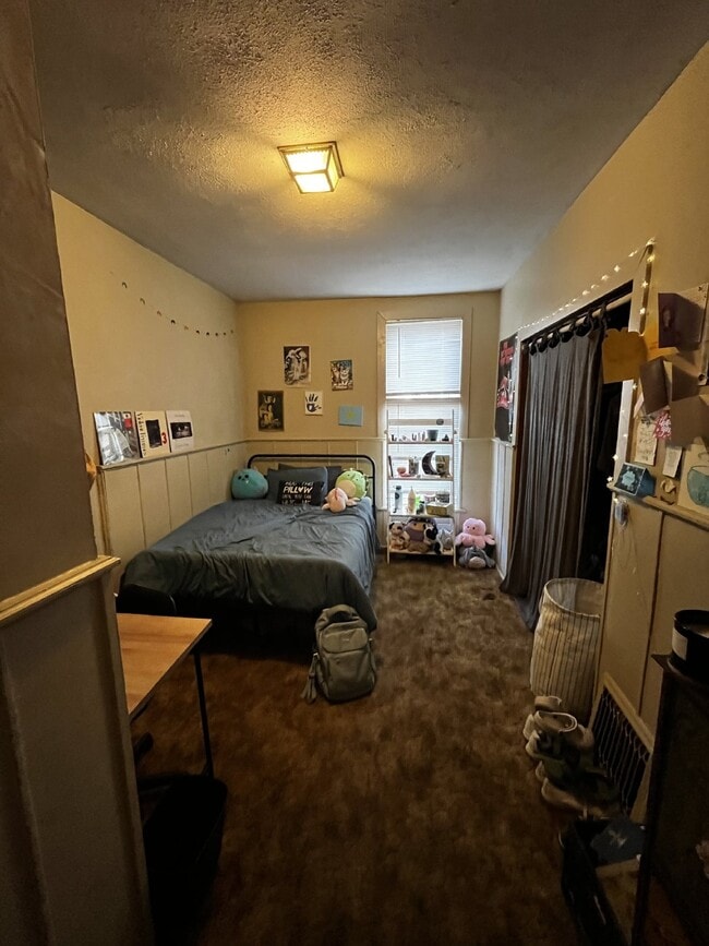 Building Photo - Nice 4 Bed 1 Bath close to UWEC and Water St! Available June 1st