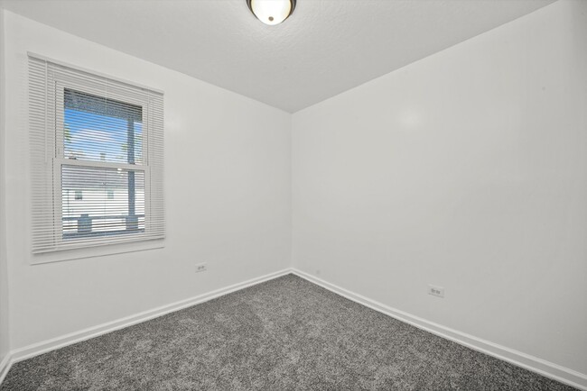 Building Photo - Newly Remodeled 4-bed 2nd-floor unit