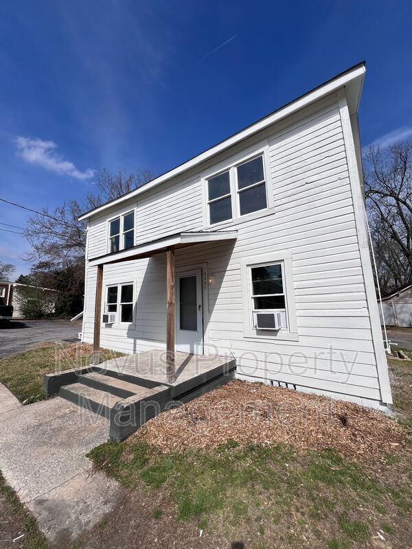 Building Photo - 304 Cedar St