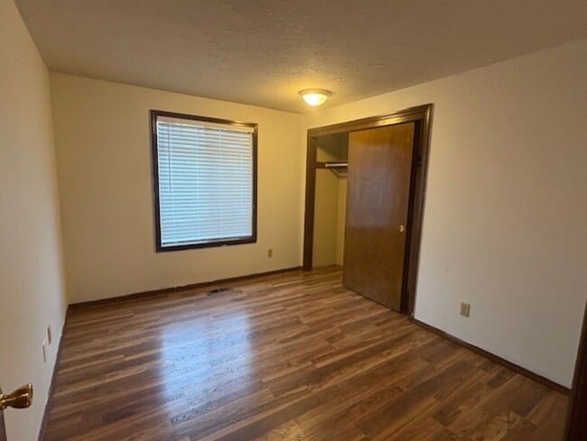 Building Photo - 3 bedroom/2 bath home