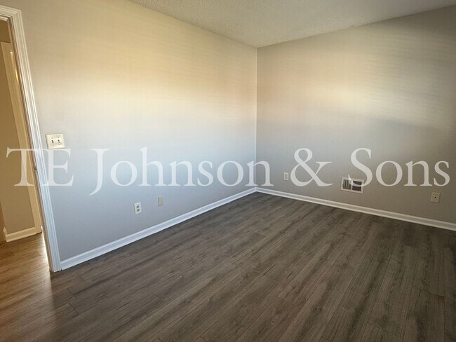 Building Photo - Spacious 4 Bedroom Home with Modern Comfor...