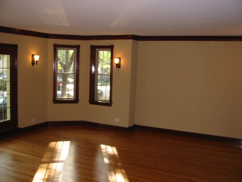 Building Photo - 2150 W Arthur Ave