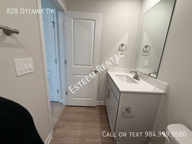 Building Photo - 828 Ottawa Dr