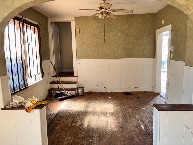 Building Photo - 2317 Grand Ave