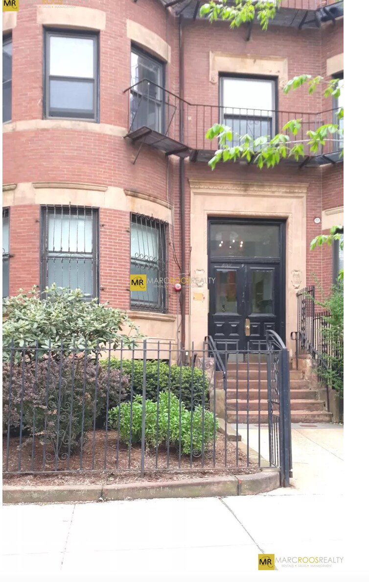 Building Photo - 869 Beacon St