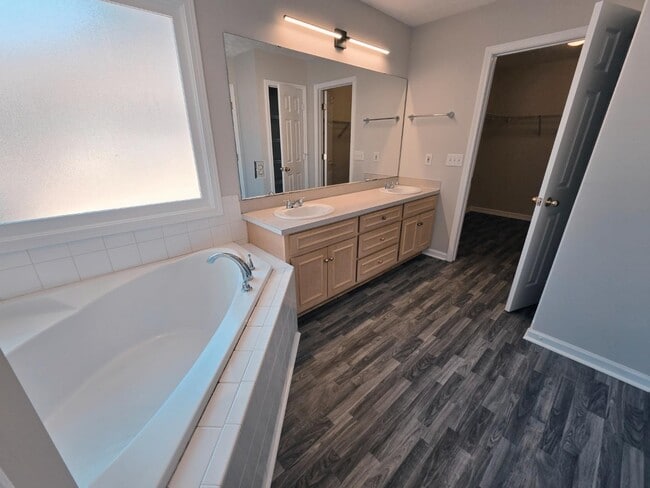 Building Photo - 5016 Stone Park Dr