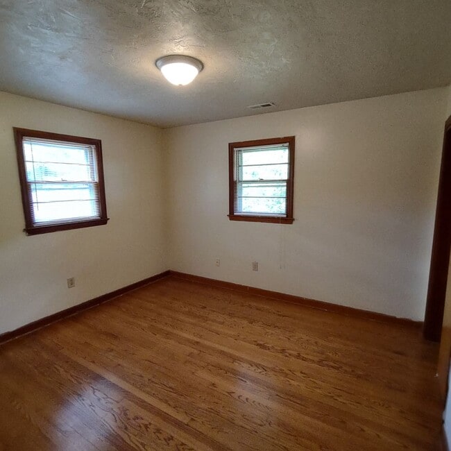 Building Photo - 3 Bedroom Home with Carport in Blacksburg