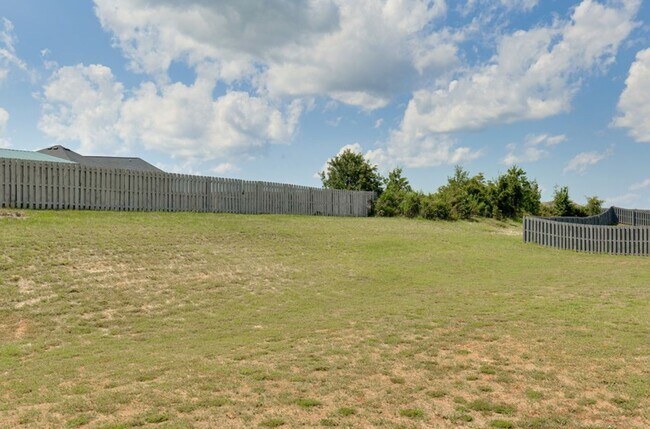Building Photo - AVAILABLE ON 06/28/2026