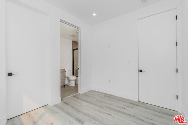 Building Photo - 522 Wilton Pl
