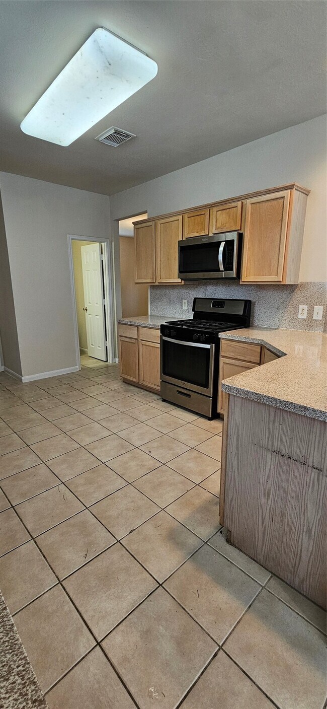 Building Photo - 2519 Pine Shadows Dr