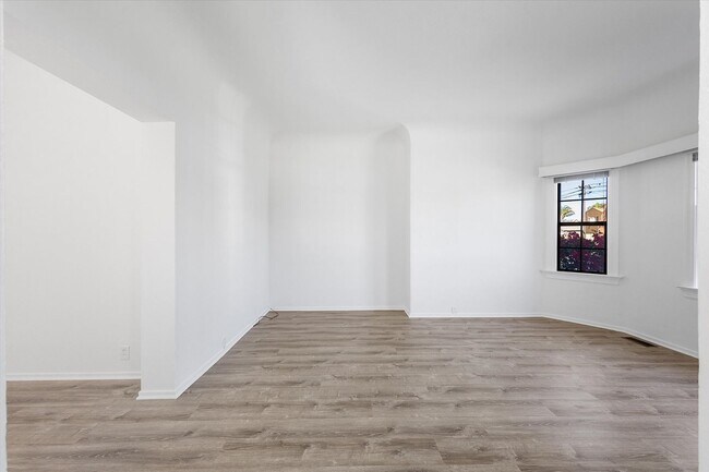Building Photo - 1087 Park Ave