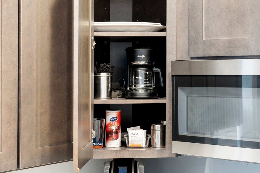 Building Photo - 109 S Paulina St