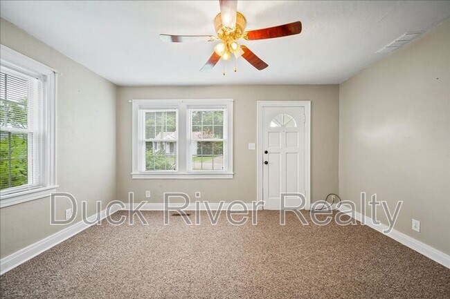 Building Photo - 2135 Thomas Ave