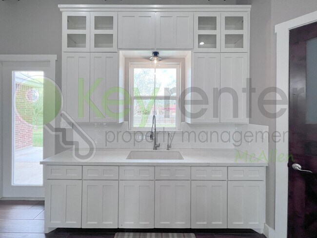 Building Photo - Gorgeous 4 bed/4 bath home, now available ...