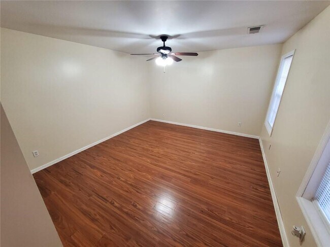 Building Photo - 5450 Twin Lakes Dr