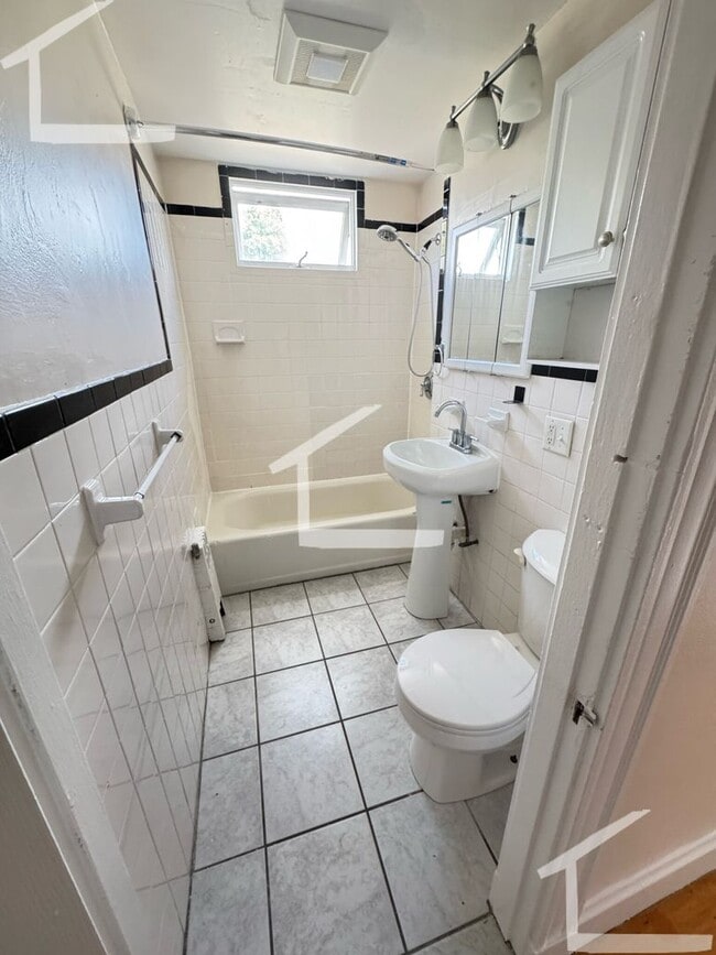 Building Photo - Sunny, Spacious and Affordable!   Apartment in Convenient Location, Hardwood Floors, Cat Friendly