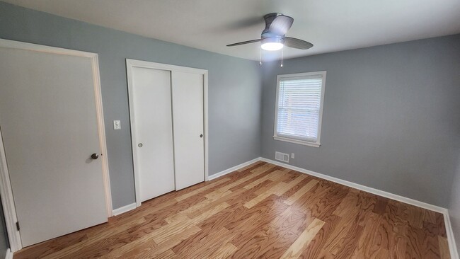 Building Photo - Adorable 3 Bedroom 2 Bath Brick Ranch home in Houston Acres