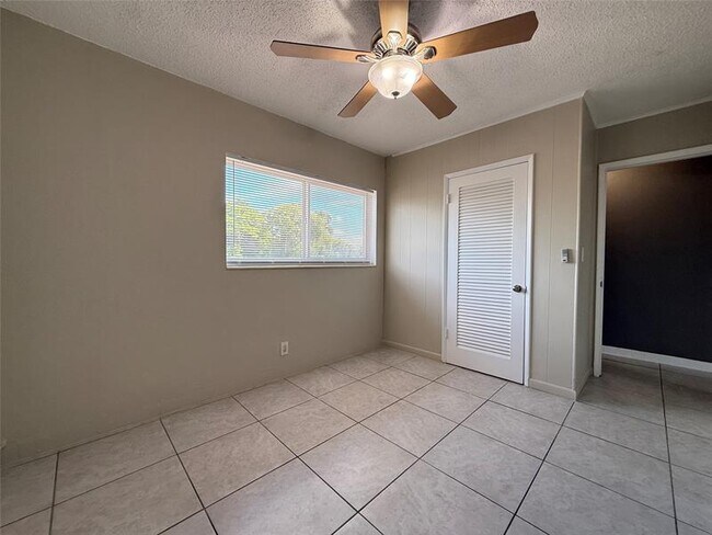 Building Photo - 530 NE 34th Ct