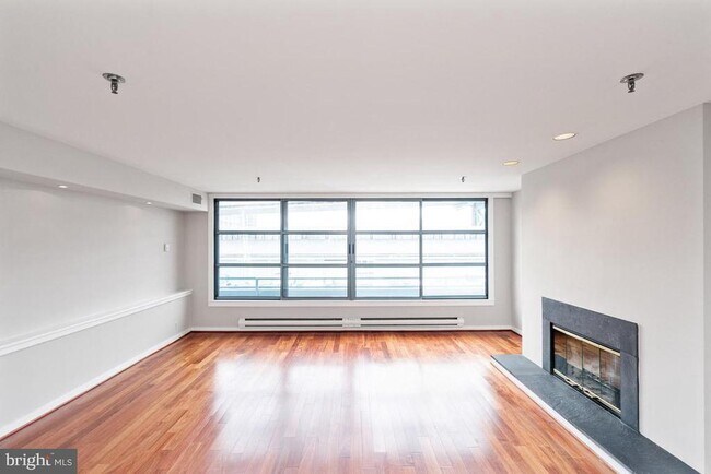 Building Photo - 7 N Christopher Columbus Blvd