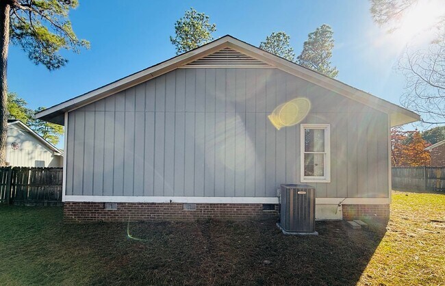 Building Photo - Middle Creek