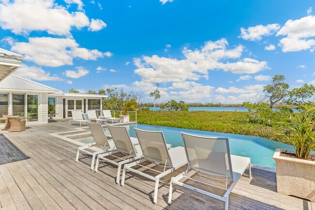 Building Photo - 4040 Loomis Ave