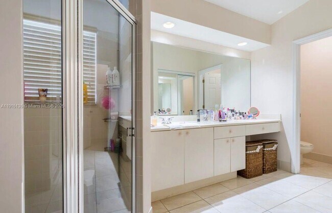 Building Photo - 1940 SE 14th Ct