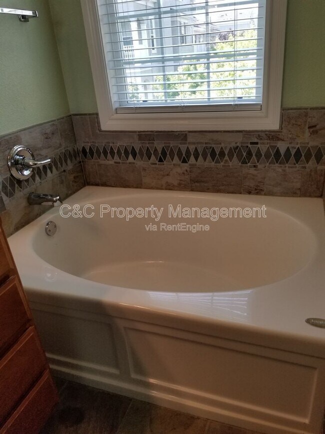 Building Photo - 3687 Whitworth Dr