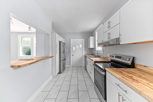 Building Photo - Charming All-Brick Home in Prime Charleston Location