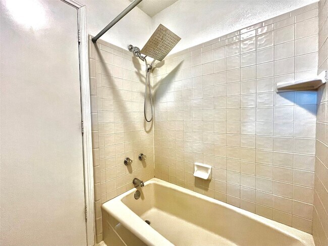 Building Photo - 1328 Kings Row