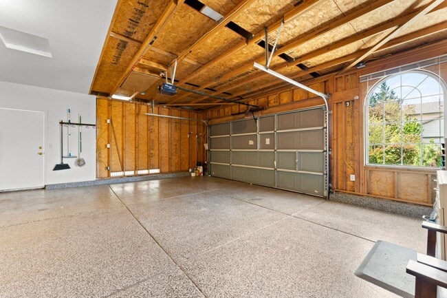Building Photo - Fully Furnished Modern Home With Great Location