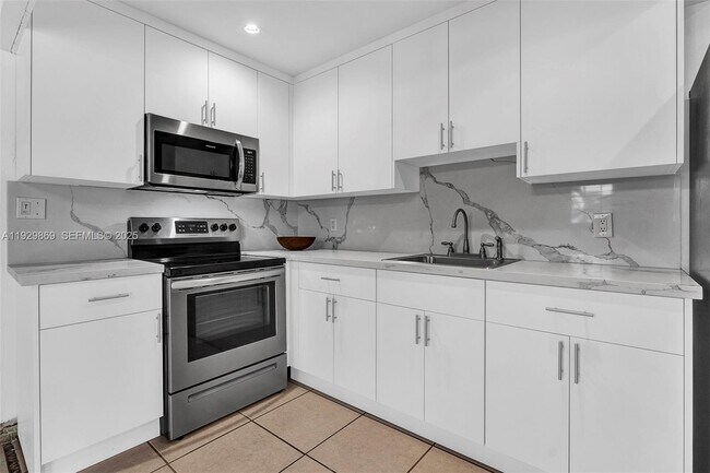 Building Photo - 361 SE 6th Ave