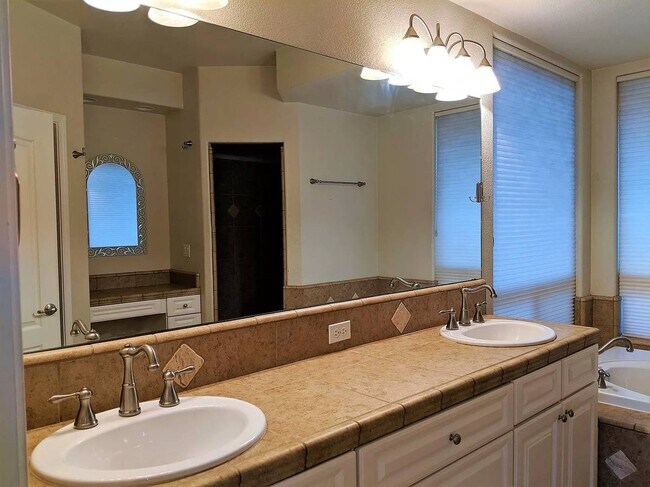 Building Photo - 1043 Diamante Robles Ct