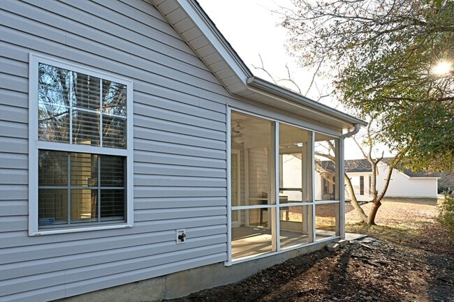 Building Photo - Charming 3BR Ranch in Osprey Woods – Screened Porch & Vaulted Ceilings