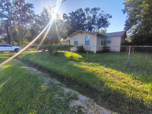 Building Photo - Fully Renovated 4/2 -Single Family  Availa...