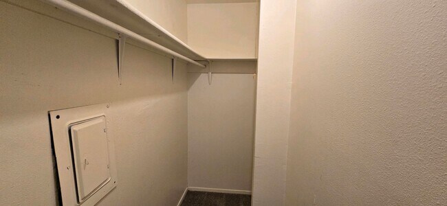 Building Photo - AVAILABLE NOW! 2 Bed / 1.5 Bath Townhome i...