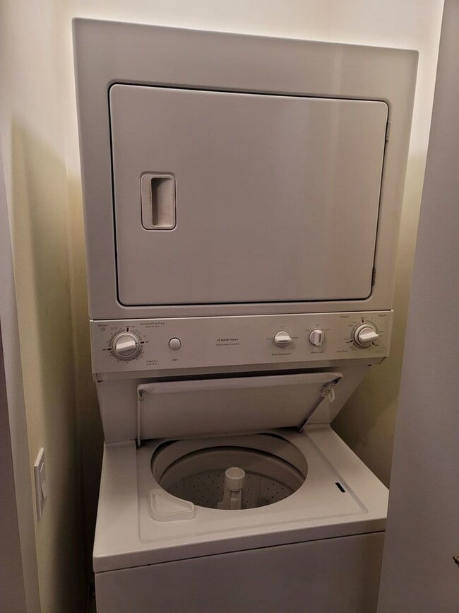 Building Photo - 400 N La Salle Dr