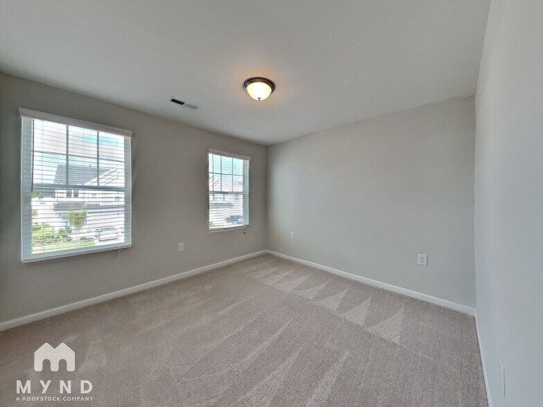 Building Photo - 1621 Trembley Pk Dr